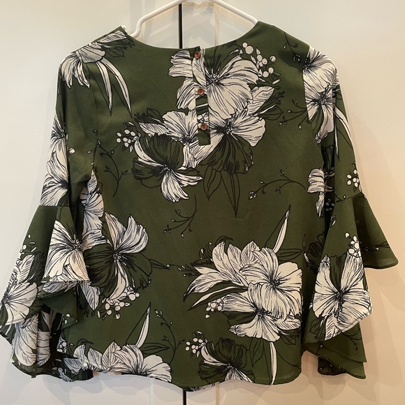 Anthropologie flutter sleeve blouse in a size XXS - Picture 2 of 2
